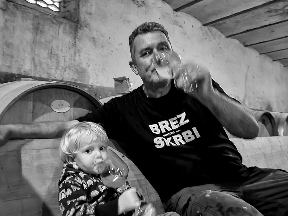 Peter Skapin z vnukom v svoji vinski kleti